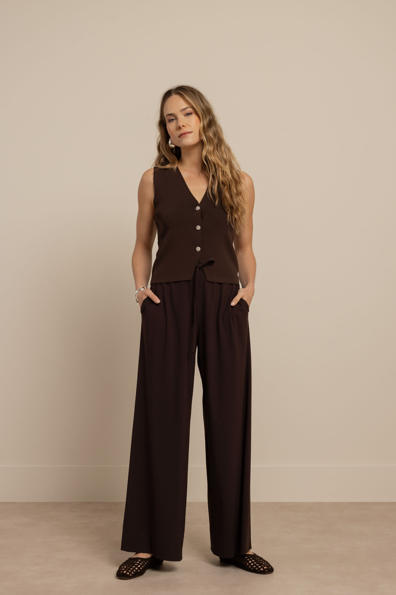 Studio Anneloes Fenna Knitted Gilet Espresso, gebreid mouwloos gilet in espresso
